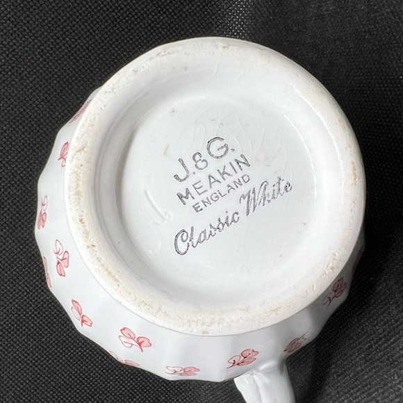 J.& G 
MEAKIN
ENGLAND
Classic White Red/Pink Rose pattern - Picture 5 of 5